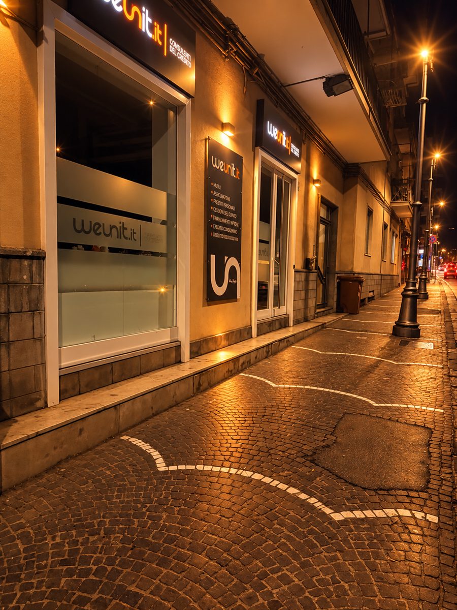 L'ufficio WeUnit di San Giorgio a Cremano illuminato di sera